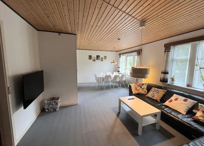 The Yellow House, Beach 5Mins Drive, 3Br With Free Parking, Fast Fiber Internet